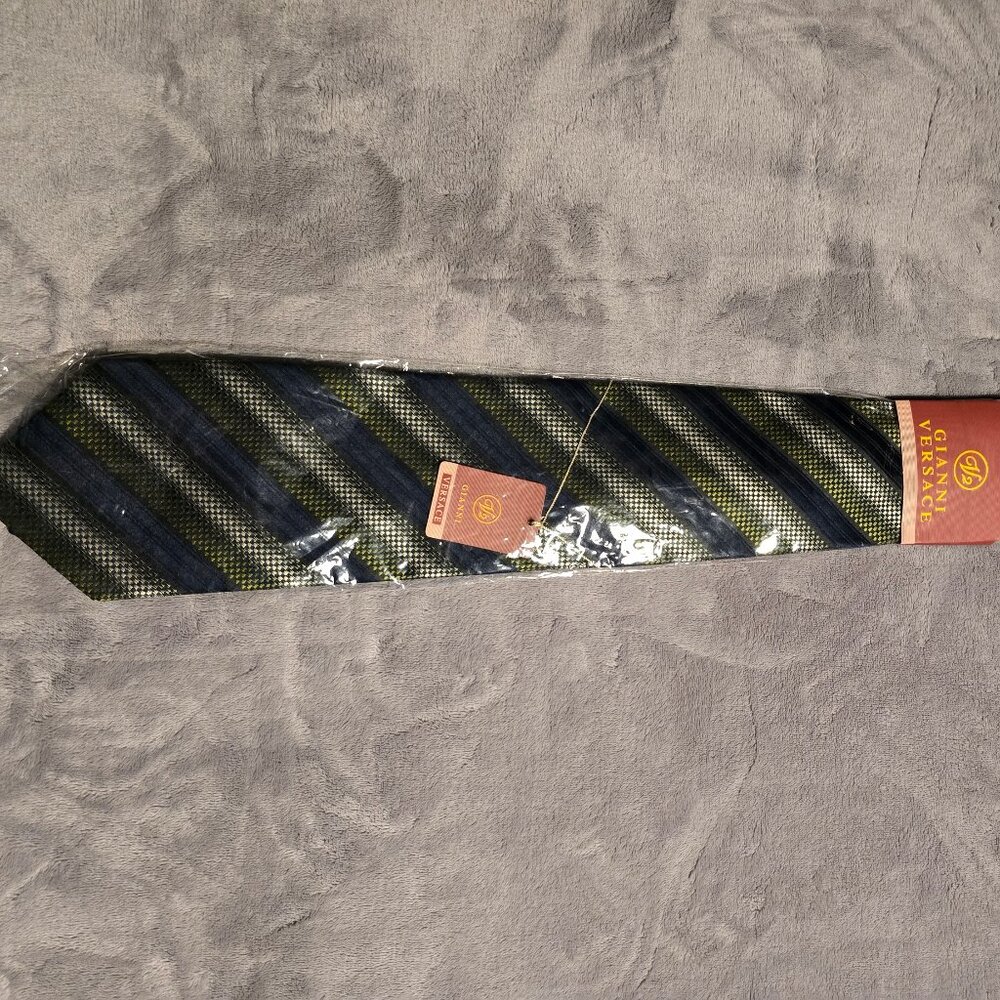NWT GIANNI VERSACE 100% silk tie - Picture 2 of 5